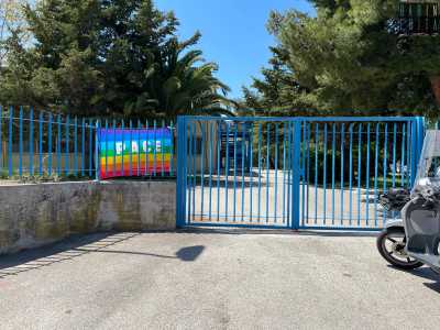 Troviamo Nonno Gino al di fuori della scuola Rodari, situata alla periferia nord-ovest di Triggiano, in via Carlo Alberto